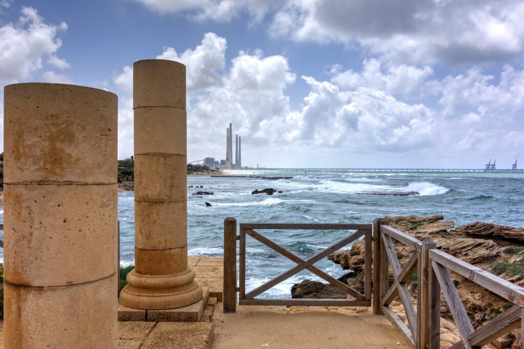 עמודים רומיים ישנים ליד הים התיכון, קיסריה